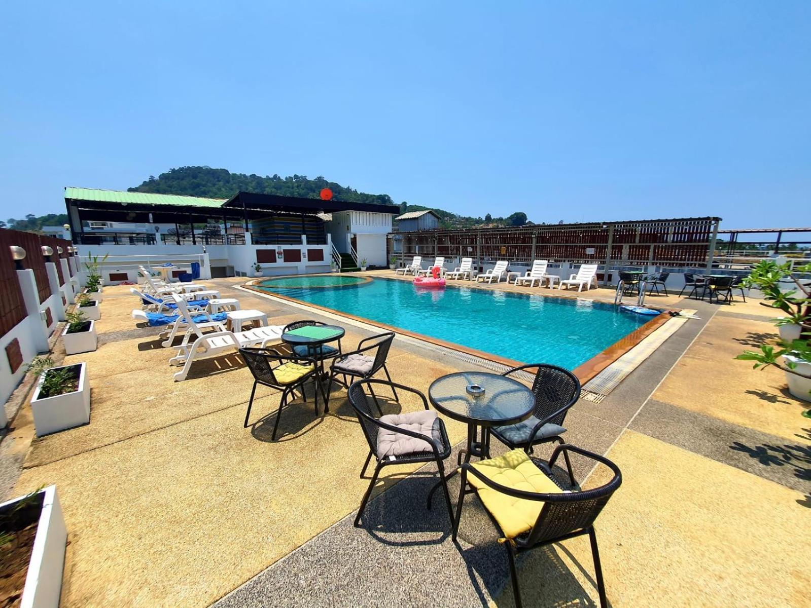 Issara Patong Beach Exterior photo