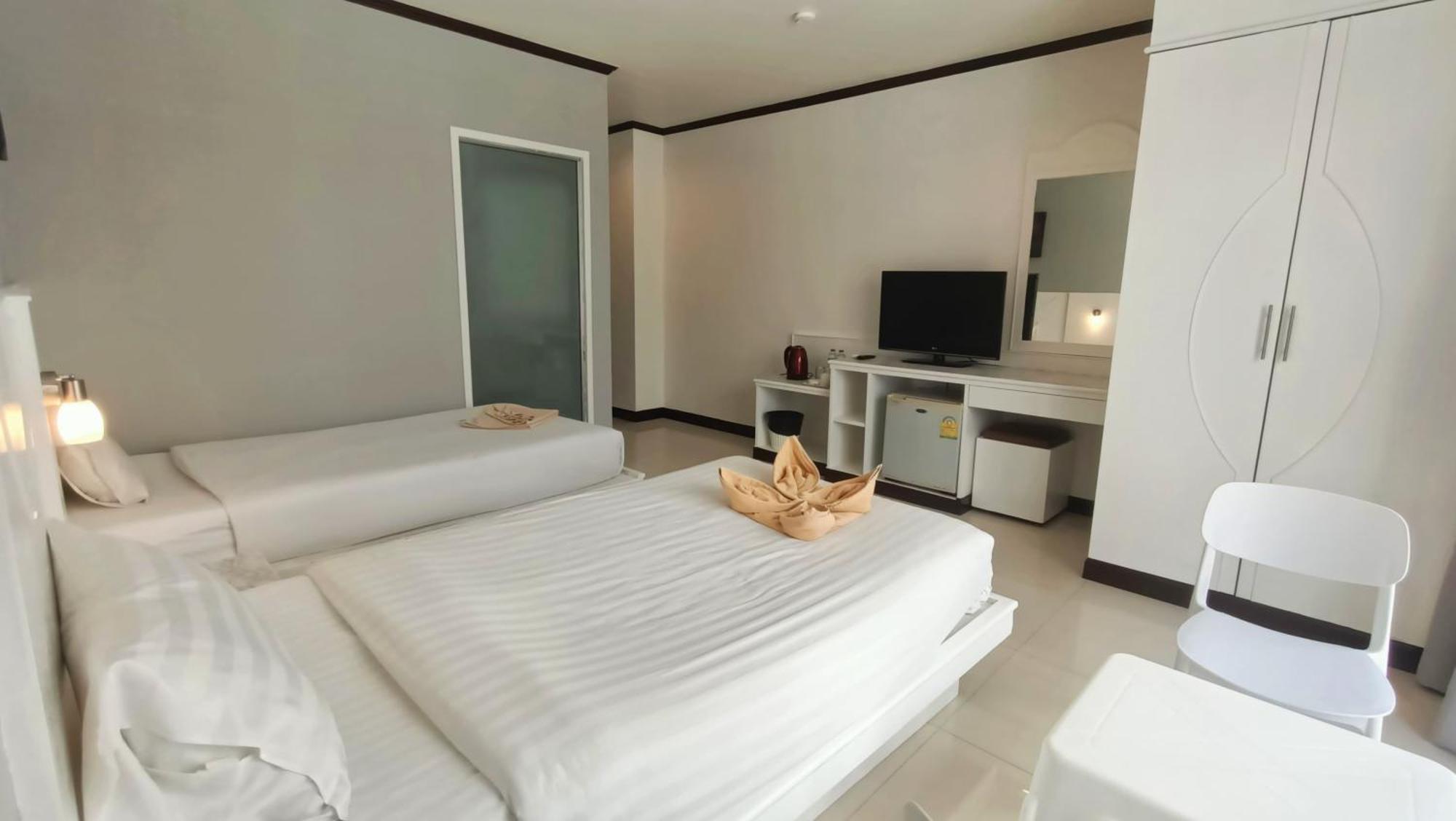Issara Patong Beach Exterior photo